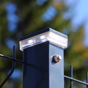 Lampa słupkowa LED zamontowana na słupku ogrodzeniowym