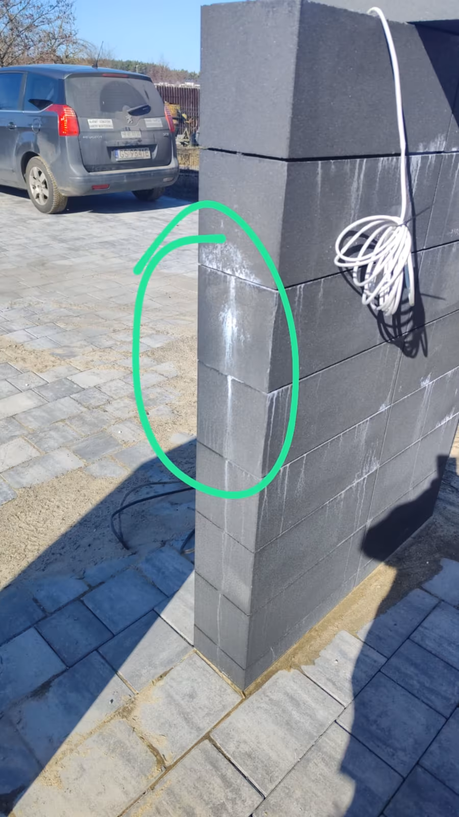 Brak przewodu do elektrozaczepu furtki oraz niekompletne okablowanie domofonu w słupku ogrodzeniowym