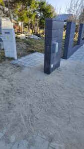 Zasilanie centrali napędu bramy ukryte pod kostką i doprowadzone do słupka