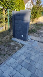 Przewody do siłownika bramy wyprowadzone do puszki instalacyjnej w słupku