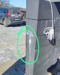 Nieprawidłowo przygotowany słupek pod instalację wideodomofonu i automatyki bramy – brak wyprowadzeń przewodów Słupsk