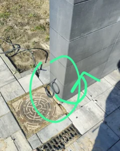 Nieprawidłowe miejsce wyprowadzenia przewodu pod fotokomórkę – brak zgodności z montażem automatyki bramy