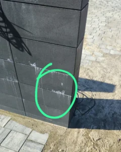 Brak przewodu do fotokomórki w słupku – konieczność wykonania instalacji od nowa