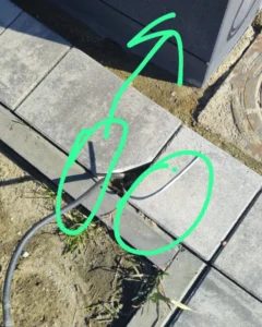 Przewód do siłownika bramy niewprowadzony do słupka – błąd przygotowania instalacji automatyki