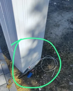 Nieuporządkowana instalacja elektryczna przy słupku – brak przygotowania pod automatykę bramy i domofon