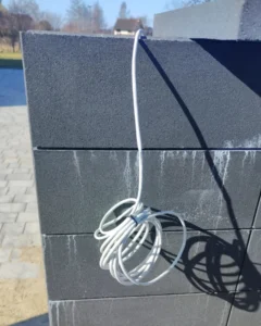 Zbyt długi i nieprawidłowo wyprowadzony przewód do domofonu na słupku – błąd instalacyjny