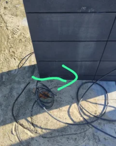 Nieprawidłowe przygotowanie instalacji fotokomórki przy słupku – błędne wyprowadzenia przewodów