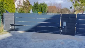 Brama dwuskrzydłowa z napędem oraz instalacją automatyki i wideodomofonu – realizacja ML AutomatyK Słupsk