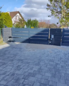 Napęd do bramy skrzydłowej z siłownikami – montaż automatyki bramowej