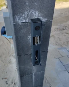 Elektrozaczep furtki zamontowany w słupku – system kontroli wejścia