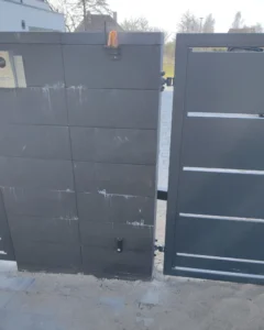 Lampa sygnalizacyjna i fotokomórka odbiornik – automatyka bramy Słupsk