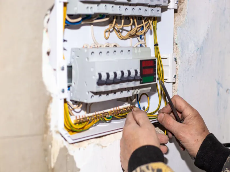 Montaż rozdzielnicy elektrycznej Słupsk – podłączenie zabezpieczeń i instalacji