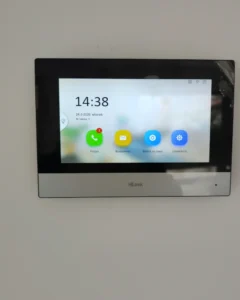 Panel wideodomofonu HiLook – sterowanie bramą i furtką z domu