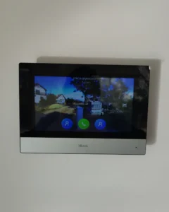 Panel wideodomofonu HiLook – podgląd na żywo z kamery przy bramie