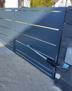 Siłownik bramy skrzydłowej z centralą sterującą – montaż automatyki