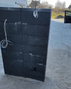 Słupek przygotowany pod wideodomofon i fotokomórkę odbiornik – poprawne rozmieszczenie przewodów