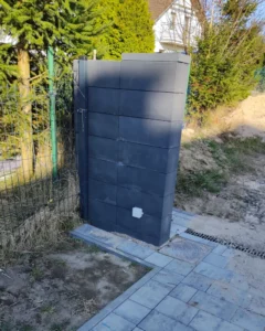 Słupek przygotowany pod montaż siłownika lewego skrzydła bramy – poprawne prowadzenie przewodów