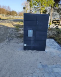 Centrala napędu bramy zamontowana w słupku – estetyczne i bezpieczne prowadzenie instalacji