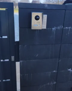 Wideodomofon z klawiaturą kodową przy furtce – kontrola dostępu