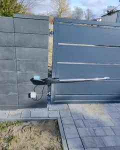 Lewy siłownik bramy dwuskrzydłowej – montaż automatyki bramowej
