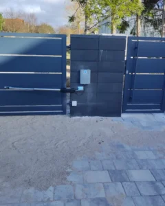 Automatyka bramy skrzydłowej – siłownik i centrala w słupku