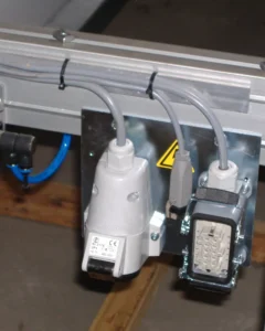 Gniazda przemysłowe i złącza elektryczne zamontowane w maszynie