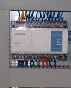 Sterownik PLC Mitsubishi MELSEC w szafie sterowniczej maszyny przemysłowej