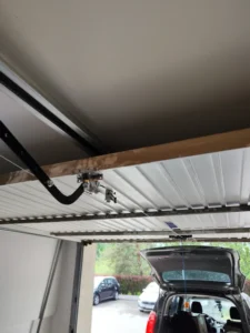 Mechanizm odryglowania zatrzasków bramy garażowej