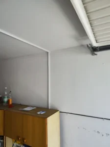 Zasilanie napędu bramy garażowej poprowadzone w korytku instalacyjnym